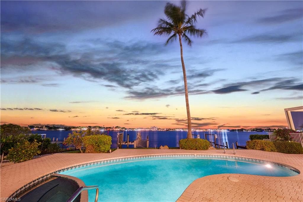 1535 Dolphin LN NAPLES, FL 34102