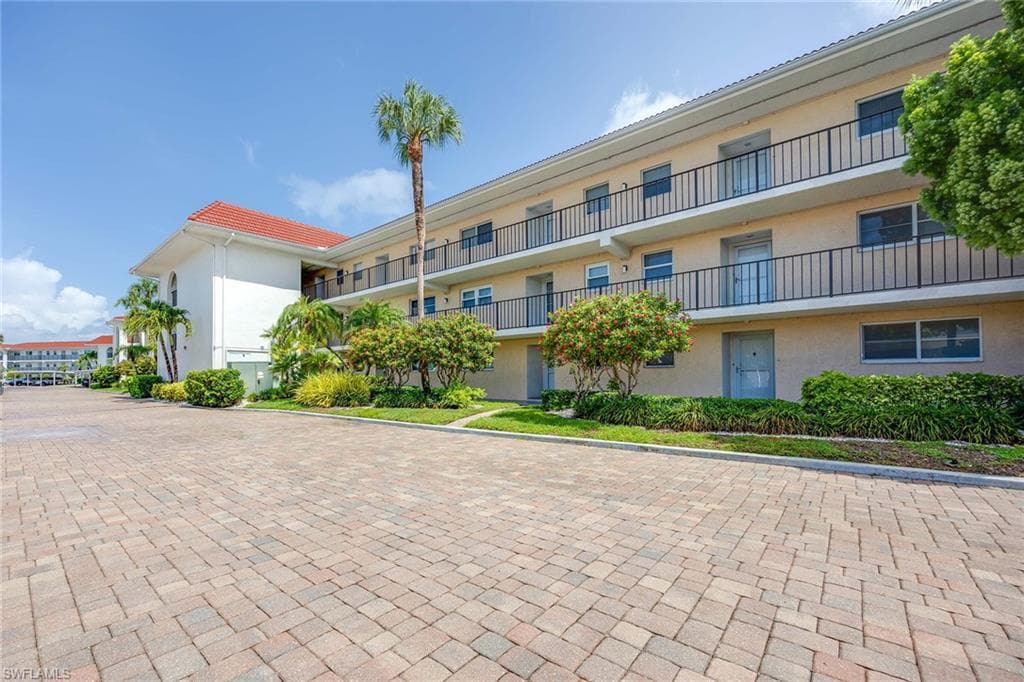 45 High Point CIR S 303 NAPLES, FL 34103