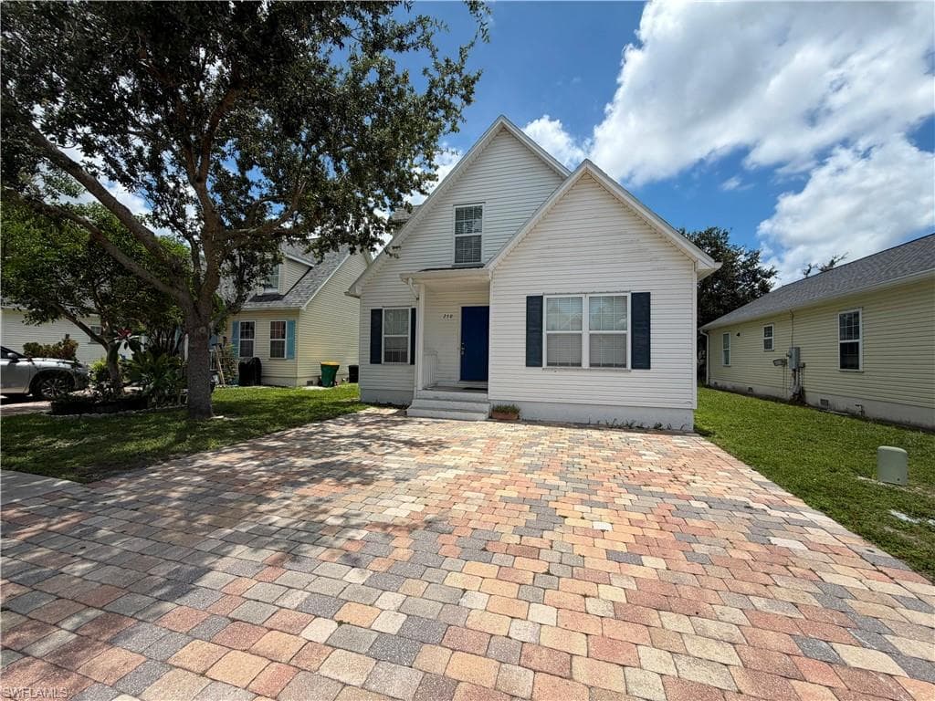 250 Leawood CIR NAPLES, FL 34104