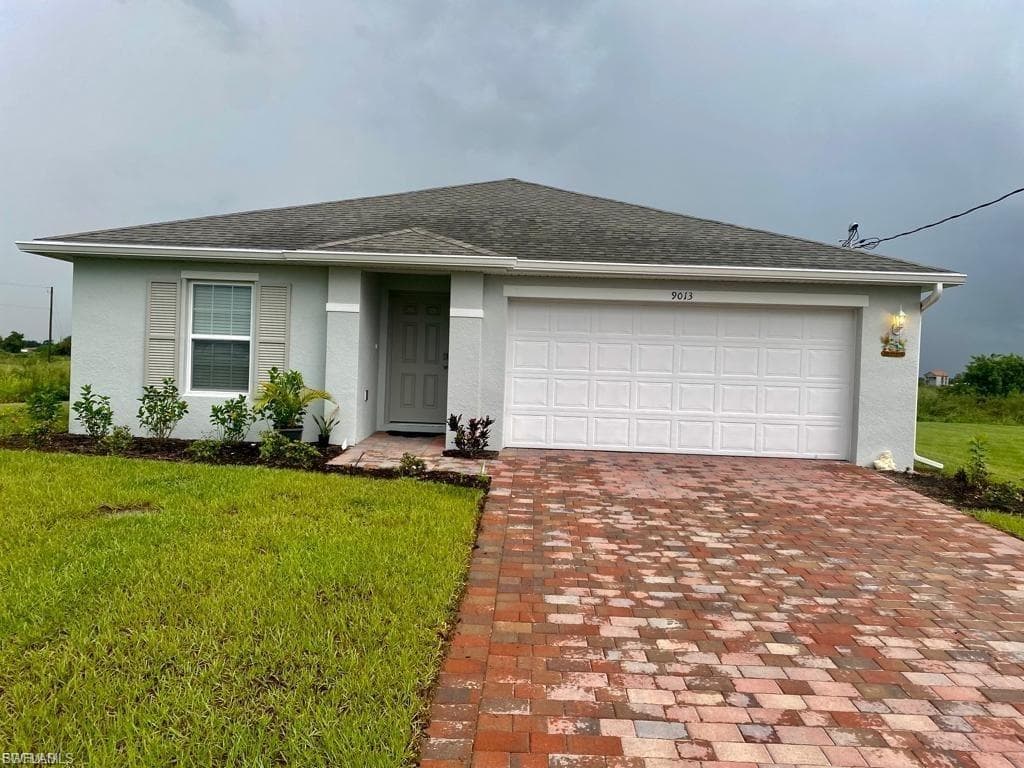 9013 , FL 3 IKE CT LABELLE, FL 33935
