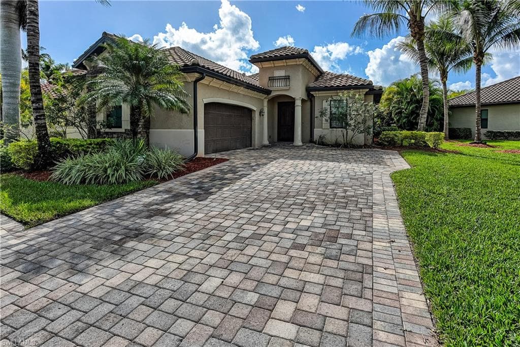 9215 Veneto LN NAPLES, FL 34113