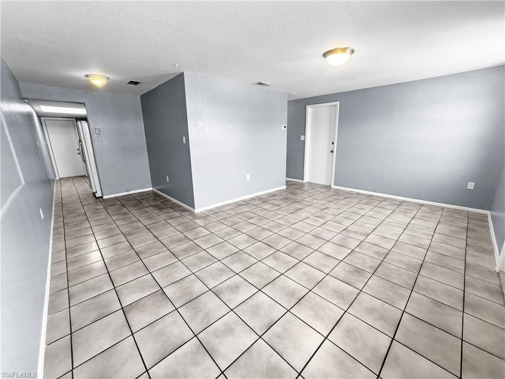 6617 Warwick CIR FORT MYERS, FL 33919