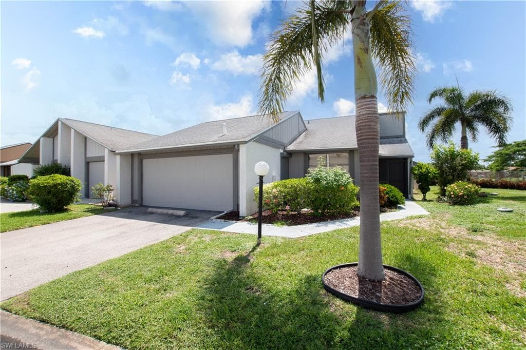 9749 Maplecrest CIR LEHIGH ACRES, FL 33936