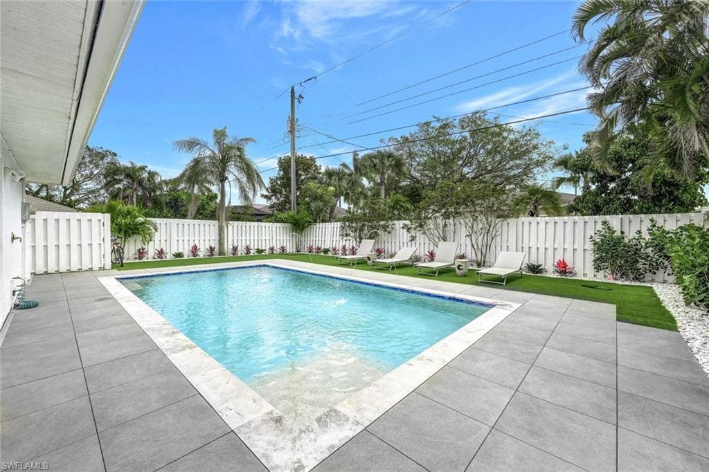 596 105th AVE N NAPLES, FL 34108