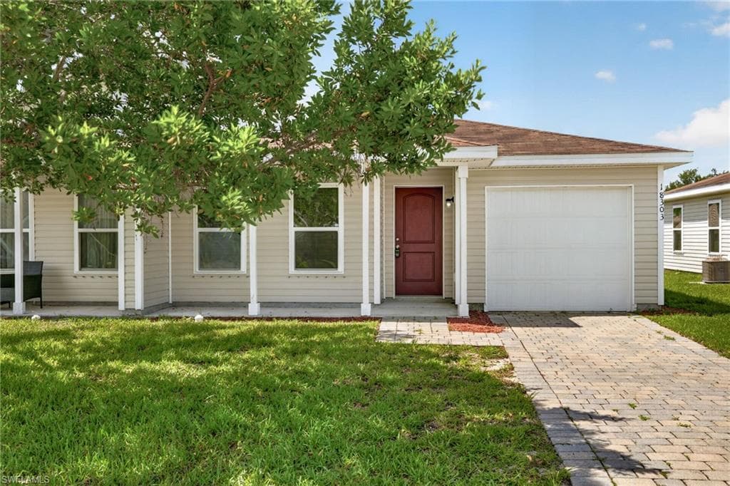 18303 Gibraltar LN LEHIGH ACRES, FL 33936