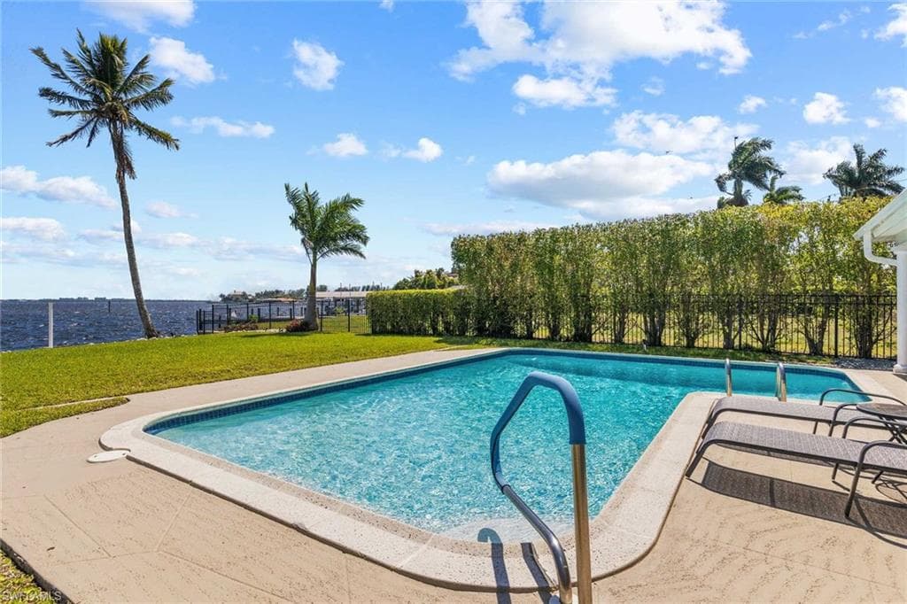 252 Bayshore DR CAPE CORAL, FL 33904