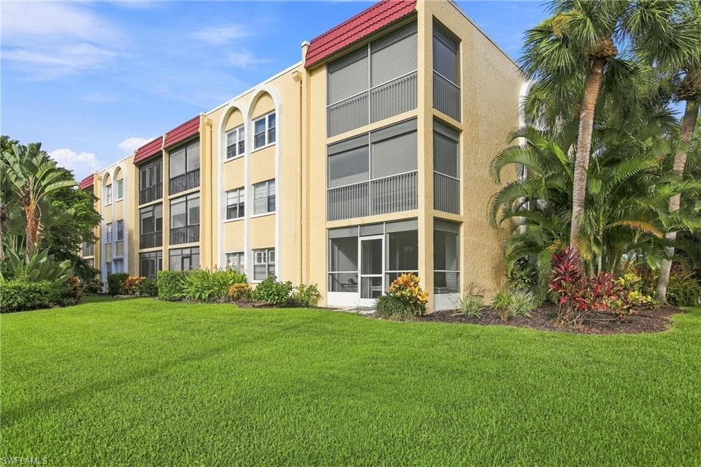 1087 Forest Lakes DR 302 NAPLES, FL 34105