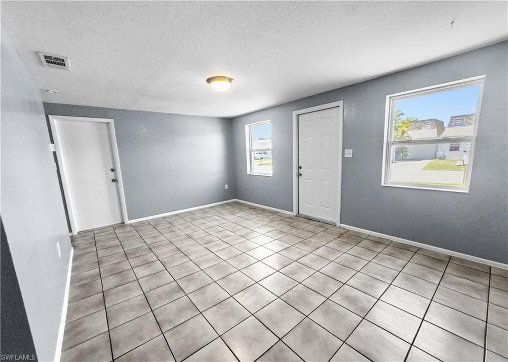 6617 Warwick CIR FORT MYERS, FL 33919