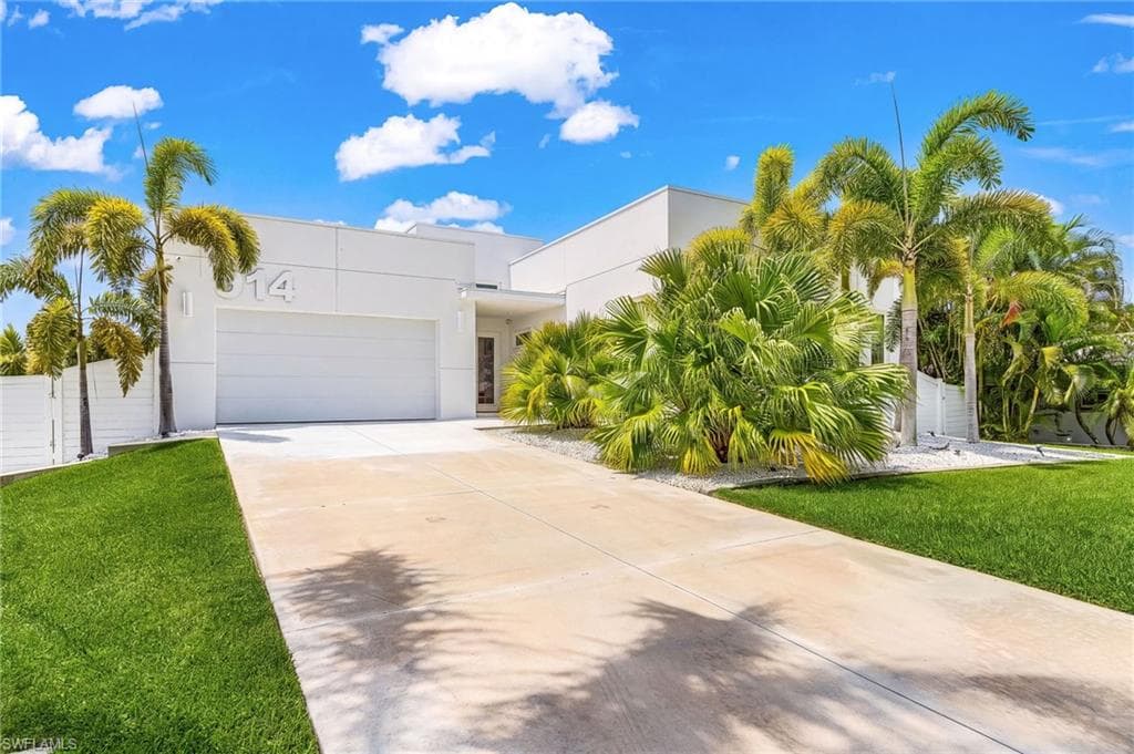914 Dolphin DR CAPE CORAL, FL 33904