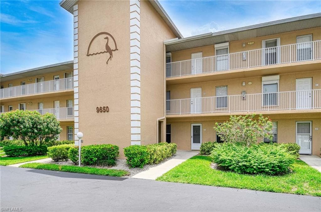 9650 Victoria LN 104 NAPLES, FL 34109