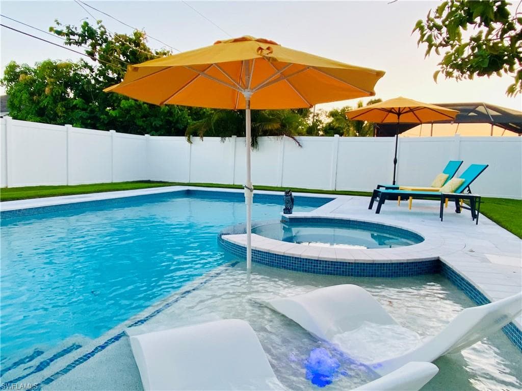 564 107th AVE N NAPLES, FL 34108