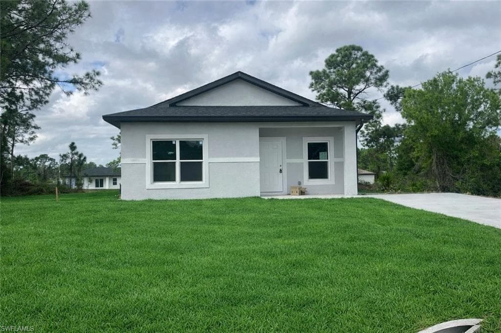 648 Wentworth DR LEHIGH ACRES, FL 33972