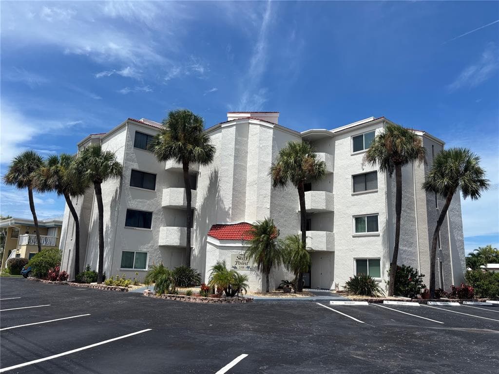 298 SKIFF POINT UNIT 103 CLEARWATER BEACH, FL 33767